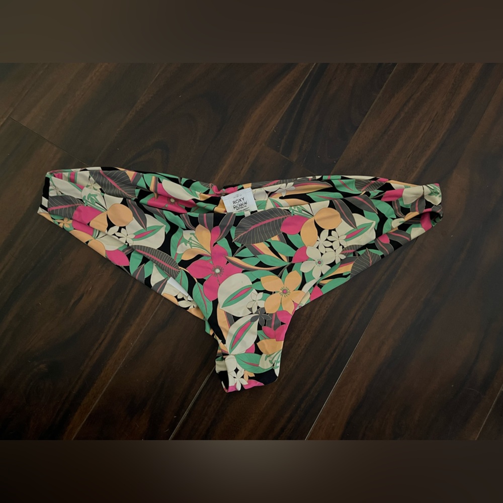 Volcom and Roxy swim bundle. - Picture 7 of 7